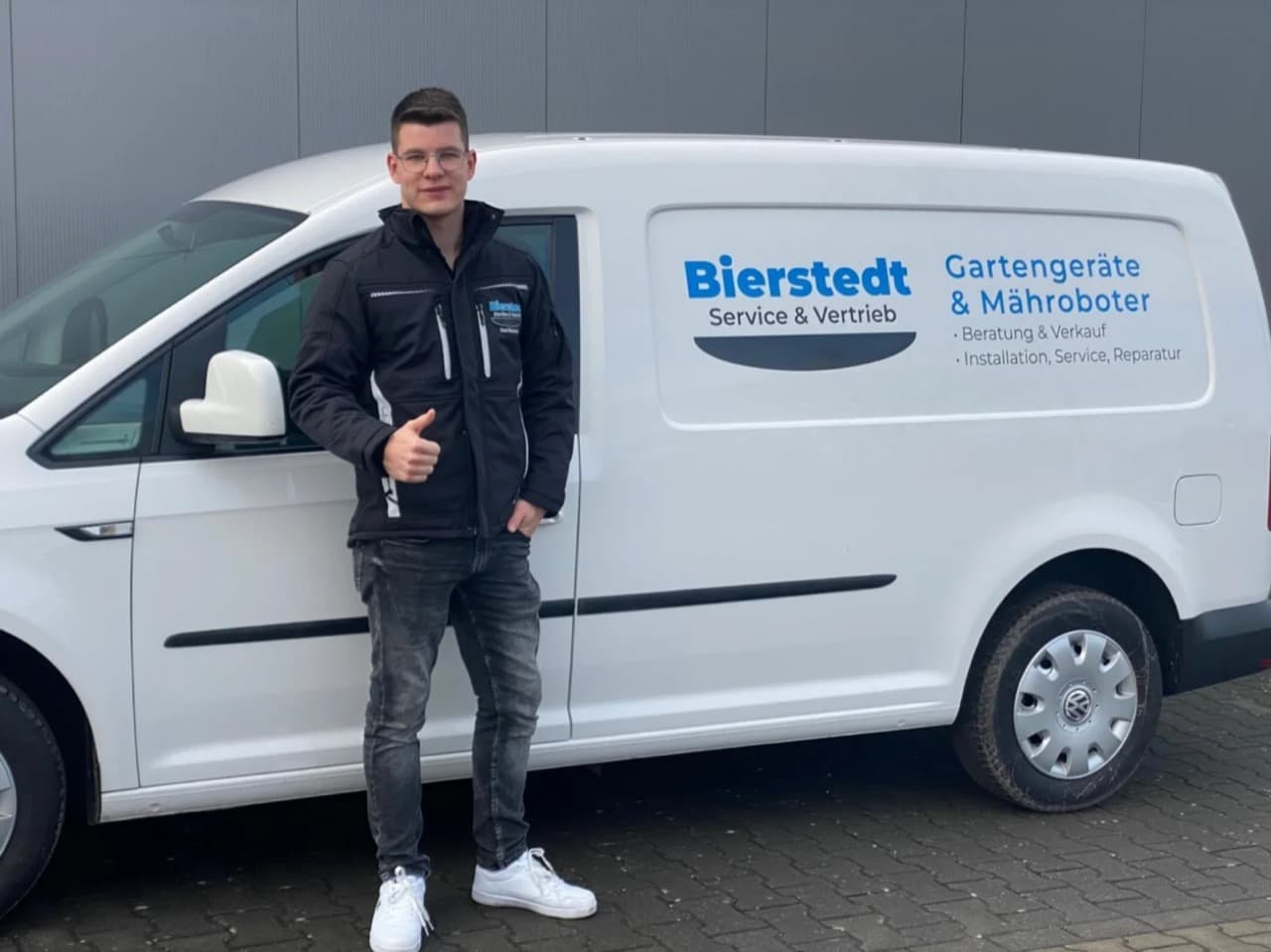 Der Inhaber von Bierstedt Service & Vertrieb vor seinem Firmenfahrzeug.